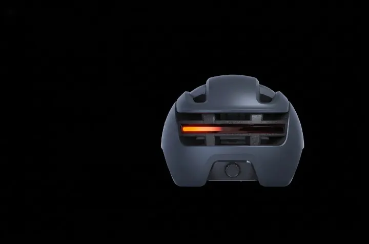 Vue arrière du casque Digiwise NŌVA coloris Bleu Nuit, clignotant intégré allumé